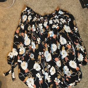 Beautiful dressy top. Can lay off the shoulders.